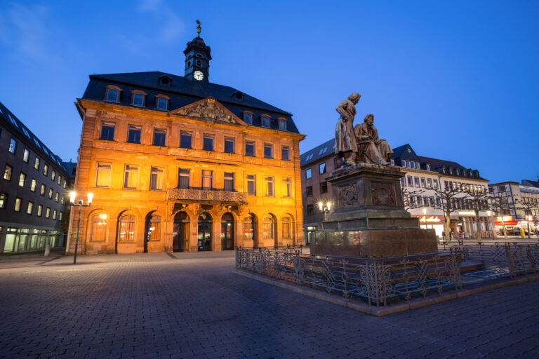 Rathaus in Hanau am Abend – Immobilienbewertung in Hanau